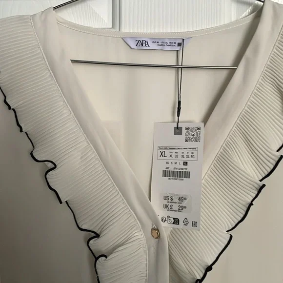 Fun and Versatile! Zara blouse with ruffle neckline and cuffs, black pipi… - Picture 2 of 6